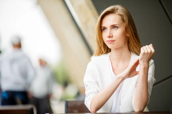 Porträt einer hübschen blonden Frau in einem Café — Stockfoto