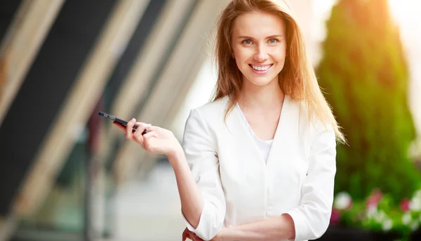 美丽的休闲女人用的手机 — 图库照片