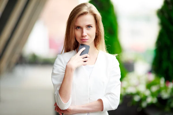 휴대 전화와 함께 아름 다운 캐주얼 여성 — 스톡 사진
