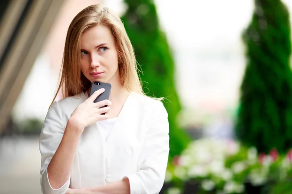 휴대 전화와 함께 아름 다운 캐주얼 여성 — 스톡 사진