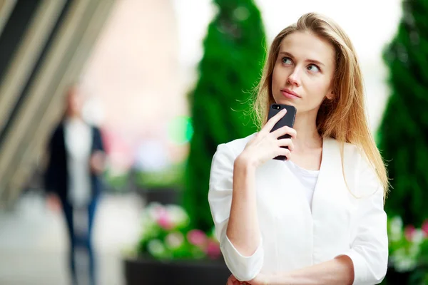 Hermosa mujer casual con teléfono celular — Foto de Stock