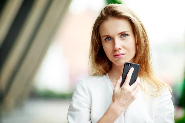 Krásná žena ležérní s mobilní telefon — Stock fotografie