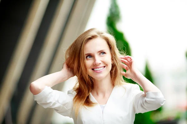 Jovem mulher toca seu cabelo . — Fotografia de Stock