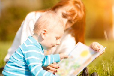 kadın oğluyla oturuyor ve masal okumak