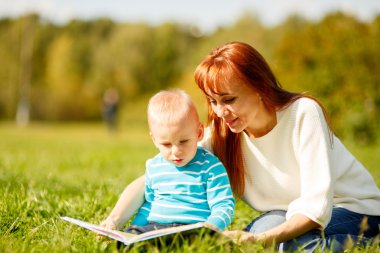kadın oğluyla oturuyor ve masal okumak