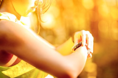 Genç kadın zaman kontrol görüntü kadar kapatın