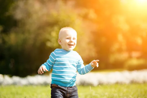 Pojke ha kul i parken — Stockfoto