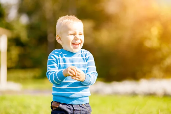 Pojke ha kul i parken — Stockfoto