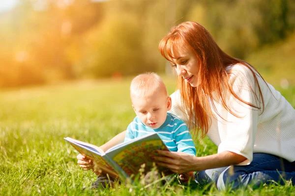 Mãe com filho no parque — Fotografia de Stock