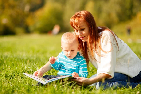 Madre con hijo en el parque — Foto de Stock