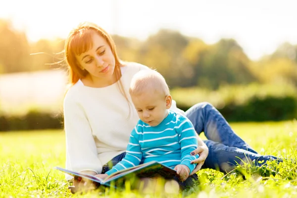 Madre con niño leyendo libro — Foto de Stock