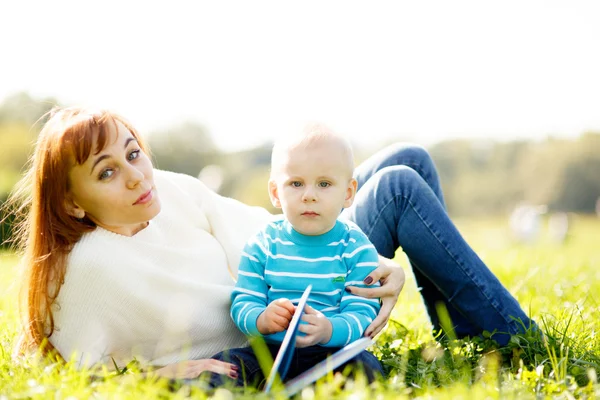 Madre con niño leyendo libro — Foto de Stock