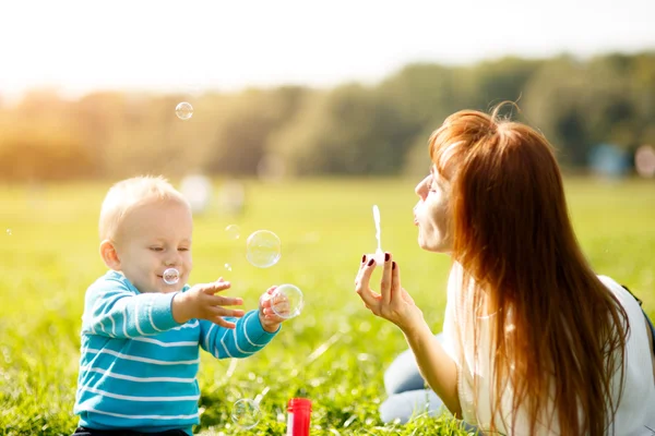 Mother and son making soap bubbles — Stock Photo, Image