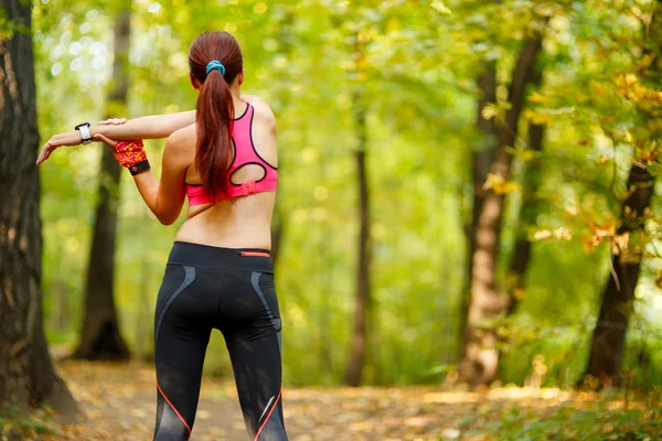 Läuferin dehnt sich vor ihrem Training — Stockfoto