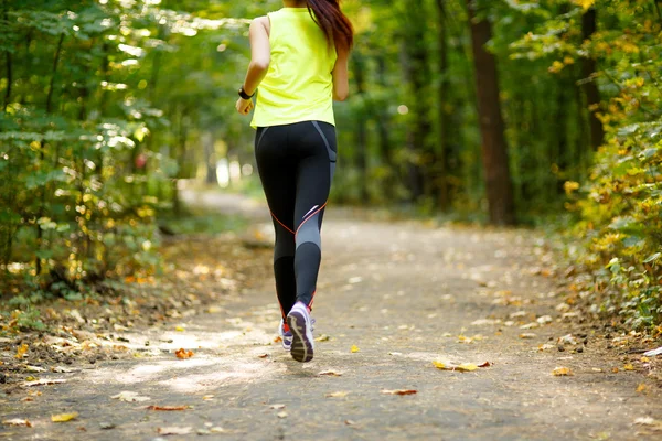 Runner voeten uitgevoerd op weg — Stockfoto