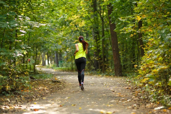 Žena běžící v lese — Stock fotografie
