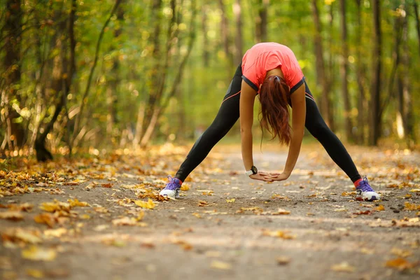 Femme faisant de l'exercice d'étirement — Photo