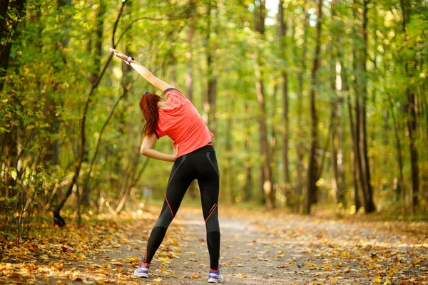 Vrouw uitoefenen in park — Stockfoto