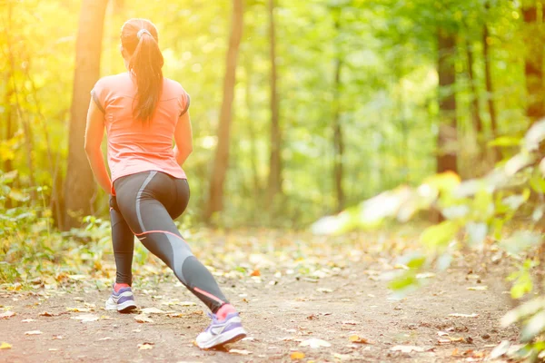 Donna che fa esercizio di stretching — Foto Stock