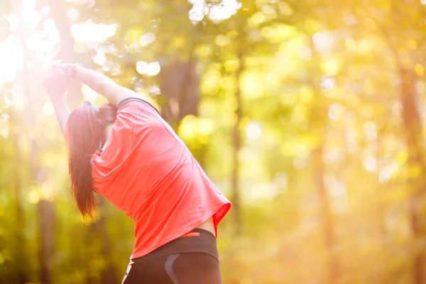 Vrouw uitoefenen in park — Stockfoto