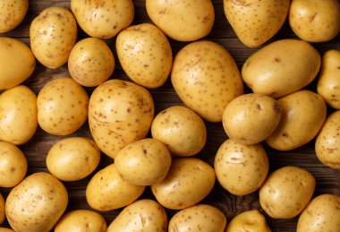 ahşap zemin üzerine patates