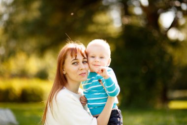 Anne ve Oğul Oynuyor