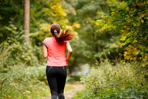 Sportiga kvinnan med i skogen — Stockfoto