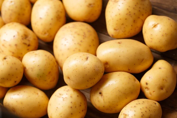 Ahşap zemin üzerine patates — Stok fotoğraf