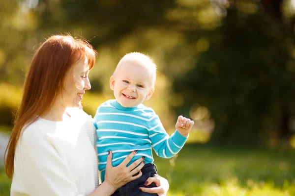 Madre abrazando a su hijo — Foto de Stock