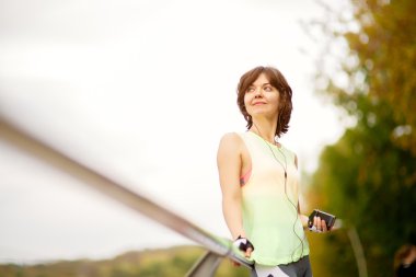 kadın fitness yapıyor mp3 player ile