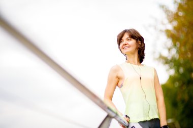 kadın fitness yapıyor mp3 player ile