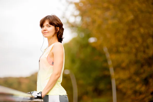 Femme avec lecteur mp3 dans le parc — Photo