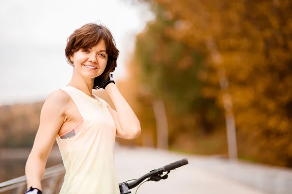 Retrato de mulher com bicicleta — Fotografia de Stock