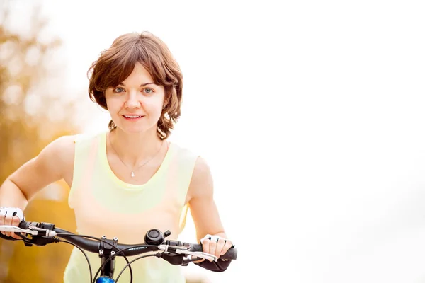 Bisiklet üzerinde kadın kapatmak — Stok fotoğraf