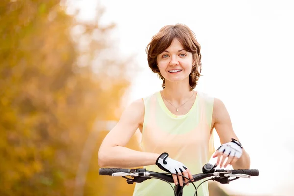 Vicino donna in bicicletta — Foto Stock