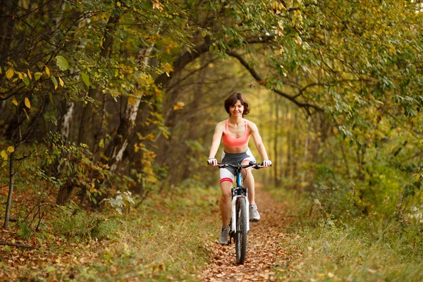 Woman riding in park — Stock Photo, Image