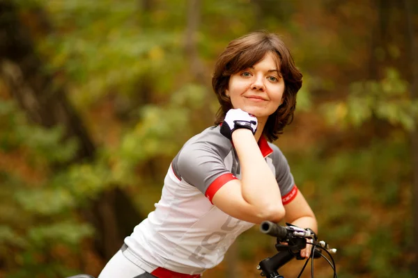 Femme équitation dans parc — Photo