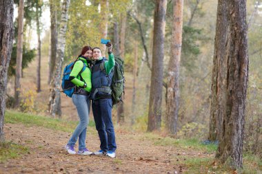 Parkta selfie çeken çift.
