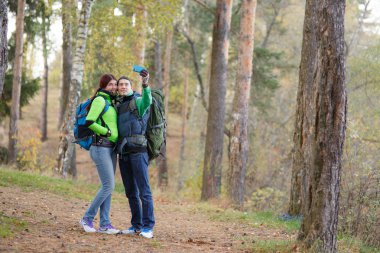 kadın ve erkek selfie alarak