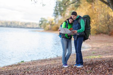 kadın ve adam harita arıyorum