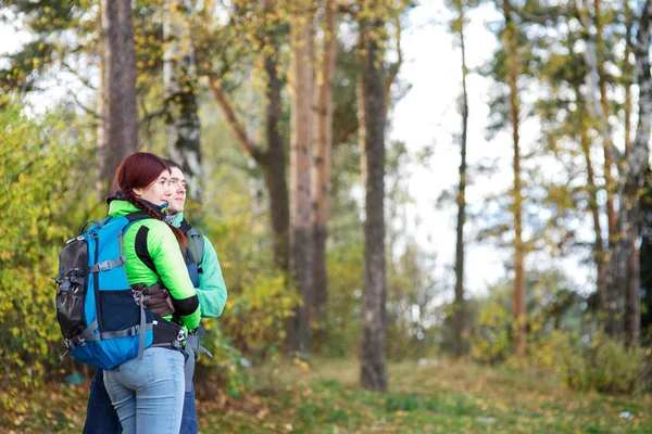 Donna e uomo che camminano nel parco — Foto Stock