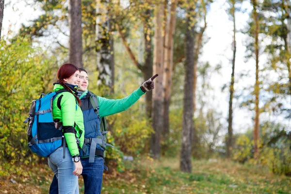 Menschen wandern, Mann und Frau schauen sich um — Stockfoto