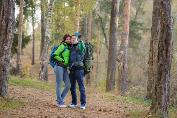 Coppia scattare selfie nel parco — Foto Stock