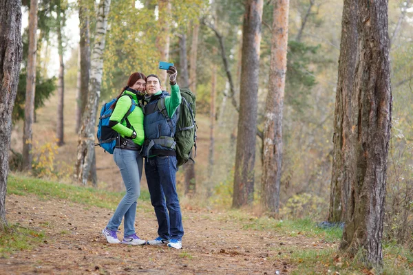Parkta selfie çeken çift.