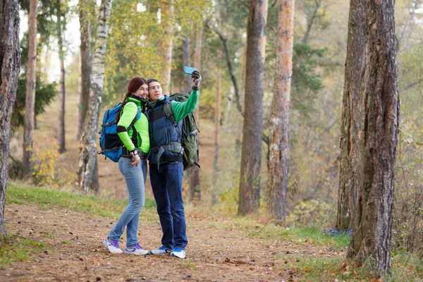 Kadın ve erkek selfie alarak — Stok fotoğraf