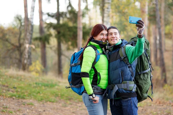 Frau und Mann machen Selfie — Stockfoto