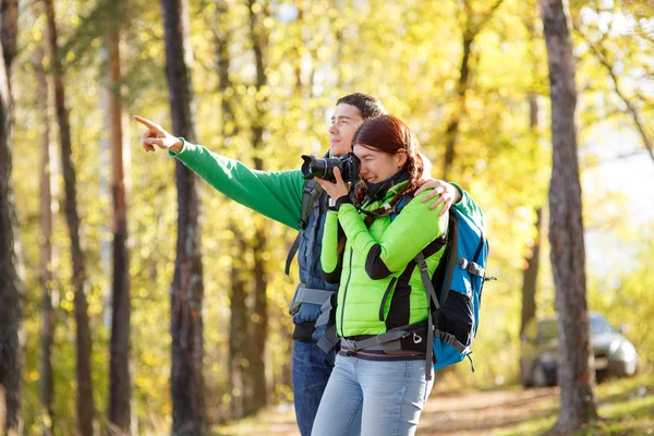 Woman photographer takes pictures — Stock Photo, Image