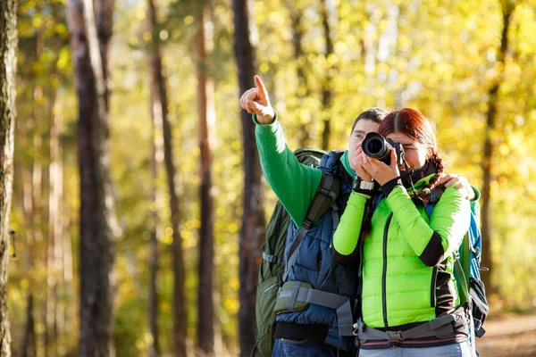 Mujer fotógrafa toma fotos — Foto de Stock