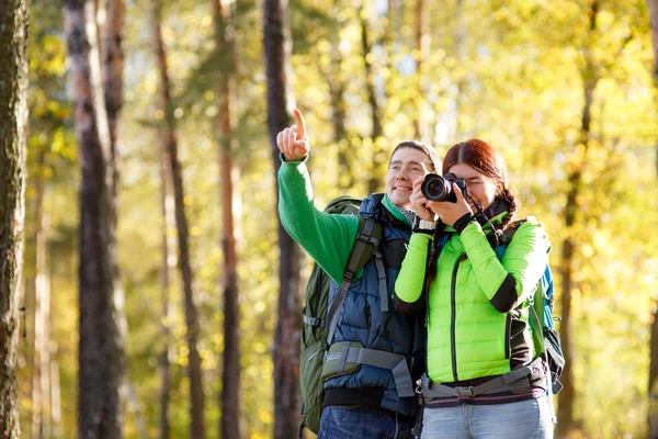 Fotografo donna scatta foto — Foto Stock