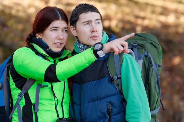 Жінка і чоловік вказують пальцем в парку — стокове фото